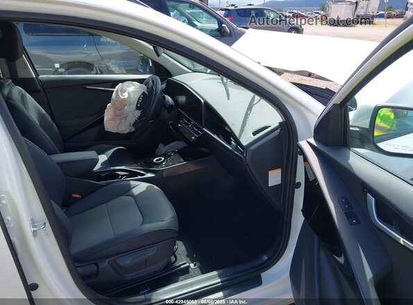 KNDCS3LF8R5124736 2024 KIA NIRO White Front interior view