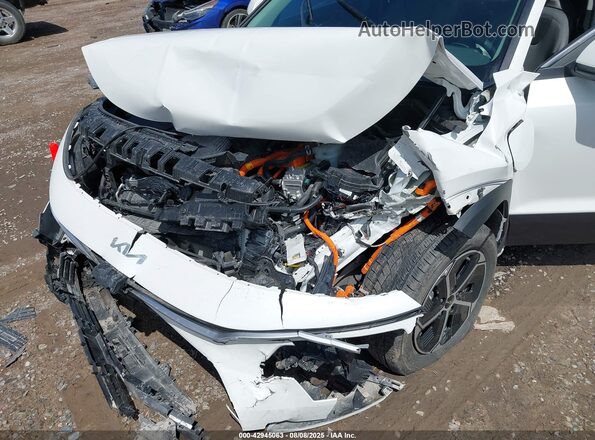 KNDCS3LF8R5124736 2024 KIA NIRO White Front view