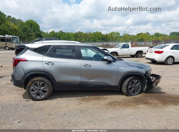 KNDEPCAA2R7575103 2024 KIA SELTOS Gray Widok wnętrza z tyłu