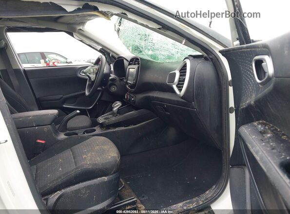 KNDJ23AU5M7146277 2021 KIA SOUL Белый Вид салона спереди
