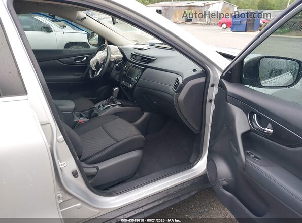 KNMAT2MT5JP551447 2018 NISSAN ROGUE Silver Front interior view
