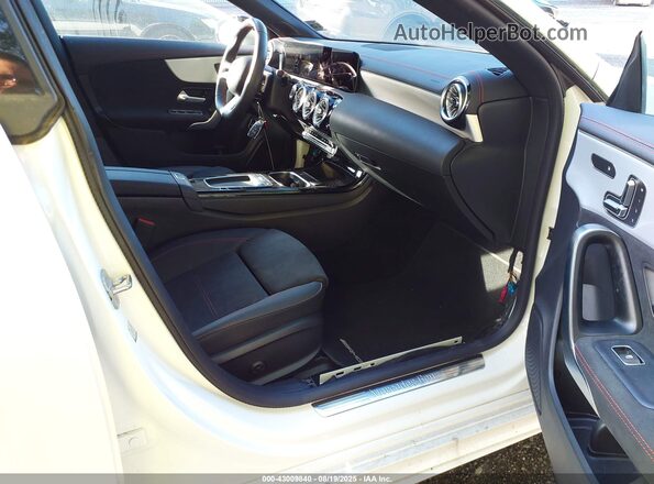 W1K5J4HB8RN452980 2024 MERCEDES-BENZ CLA-CLASS White Vista interior delantera