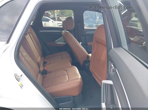 WA1DECF33K1083324 2019 AUDI Q3 White VIN კოდის სტიკერის ხედი