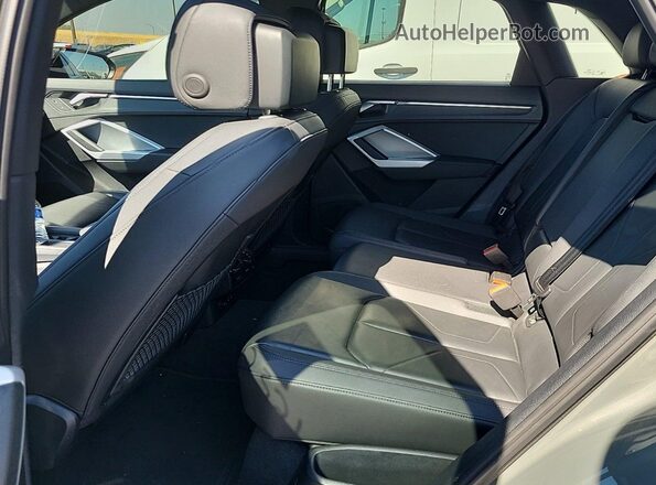 WA1DECF33P1076560 2023 AUDI Q3  Вид салону спереду