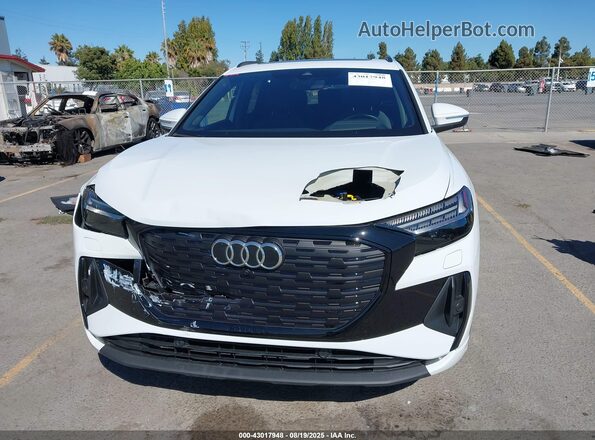 WA1MUBFZ7RP051310 2024 AUDI Q4 White ხელსაწყოთა პანელის ხედი