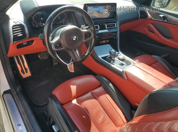 WBAAE2C09PCM65864 2023 BMW 8 SERIES White Widok deski rozdzielczej