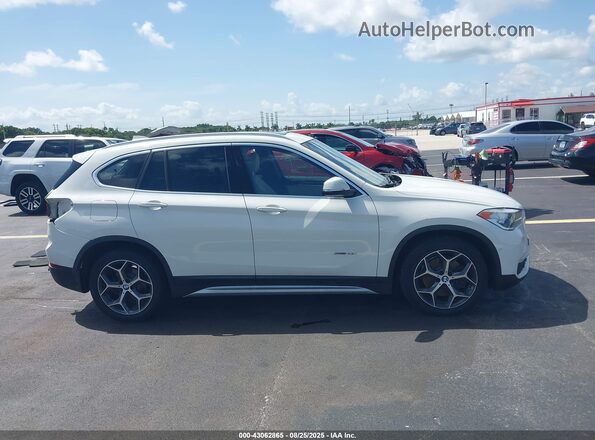 WBXHU7C36J5H44587 2018 BMW X1 White 360 interior view