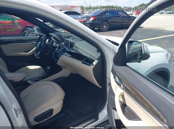 WBXHU7C36J5H44587 2018 BMW X1 White Front interior view