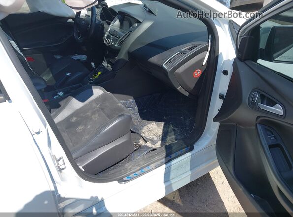 WF0DP3TH7H4118872 2017 FORD FOCUS RS White Front interior view