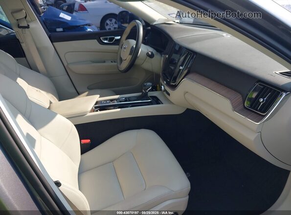 YV4102RK0M1868811 2021 VOLVO XC60 Серый Вид салона спереди