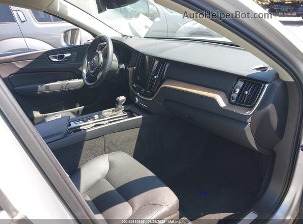 YV4102RK7M1864450 2021 VOLVO XC60 Silver Front interior view
