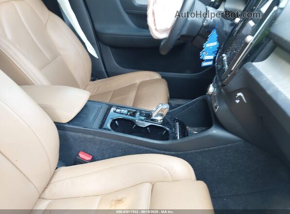 YV4AC2HL5N2650487 2022 VOLVO XC40 White Вид салону спереду