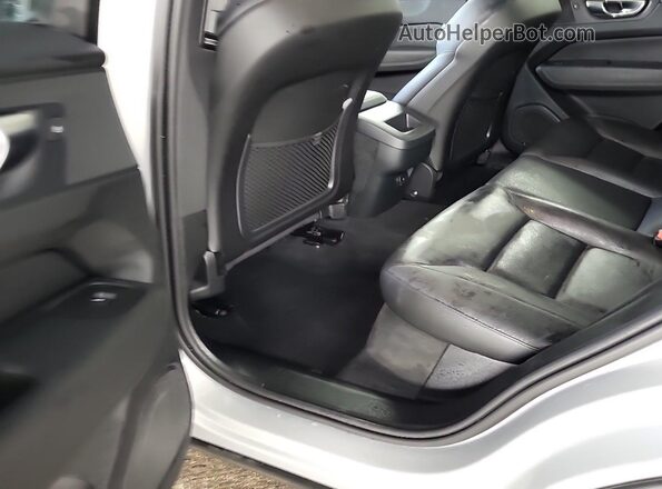 YV4L12RK5R1929633 2024 VOLVO XC60  Widok tylnych siedzeń