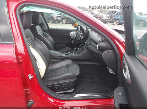 ZARFAEEN2J7566698 2018 ALFA ROMEO GIULIA Red Widok wnętrza z przodu