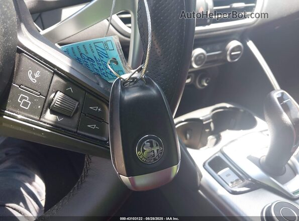 ZARFAMBN9R7677677 2024 ALFA ROMEO GIULIA Black Widok deski rozdzielczej