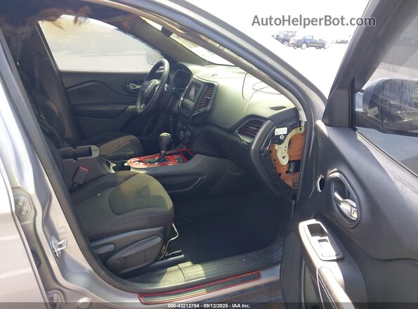 1C4PJLCBXLD618921 2020 JEEP CHEROKEE Silver წინა სალონის ხედი