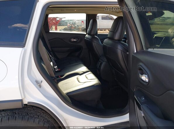 1C4PJMMB6PD108382 2023 JEEP CHEROKEE White Widok naklejki z numerem VIN