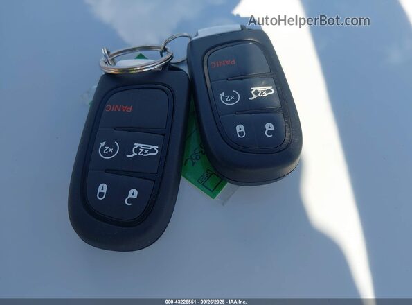 1C4PJMMB6PD108382 2023 JEEP CHEROKEE White Widok deski rozdzielczej