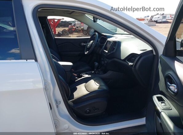 1C4PJMMB6PD108382 2023 JEEP CHEROKEE White Widok wnętrza z przodu