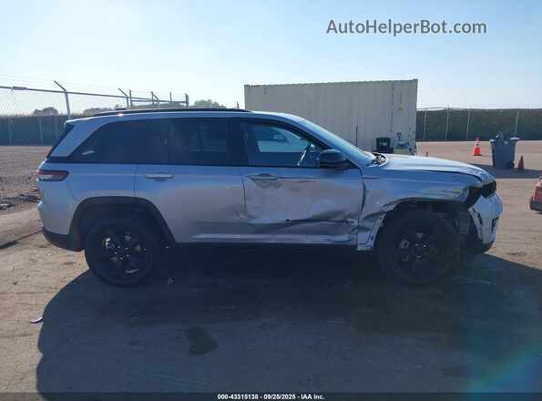 1C4RJHAG0PC625845 2023 JEEP GRAND CHEROKEE Silver Widok wnętrza z tyłu