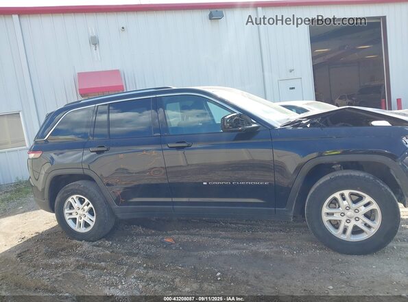 1C4RJHAG4PC527143 2023 JEEP GRAND CHEROKEE Black Widok wnętrza z tyłu