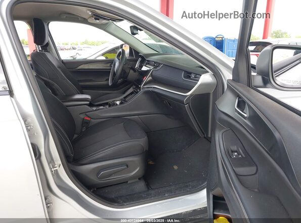 1C4RJKAGXP8843016 2023 JEEP GRAND CHEROKEE Silver Widok wnętrza z przodu
