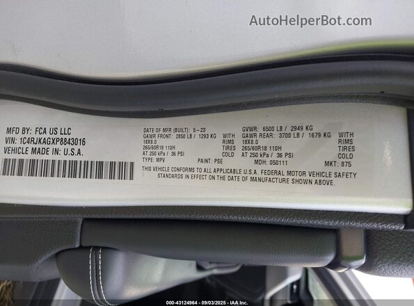 1C4RJKAGXP8843016 2023 JEEP GRAND CHEROKEE Silver Widok komory silnika