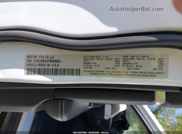 1C4RJKBGXP8838834 2023 JEEP GRAND CHEROKEE L White Vista del compartimento del motor