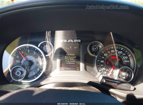 1C6SRFBT7LN375553 2020 RAM 1500 Черный Вид задних сидений