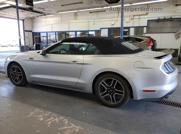 1FATP8UH3J5136012 2018 FORD MUSTANG Серебряный 