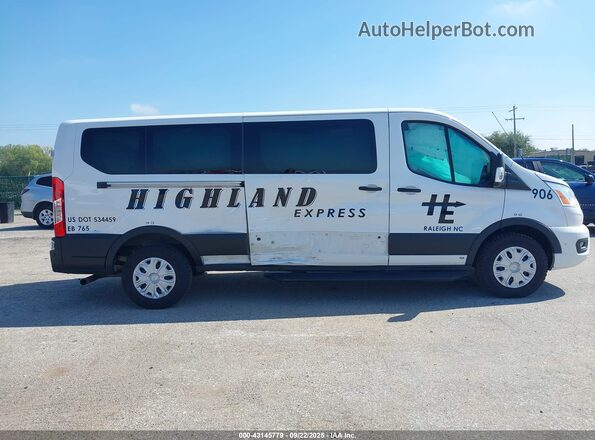 1FBAX2Y84NKA04459 2022 FORD PASSENGER White Вид задньої частини салону