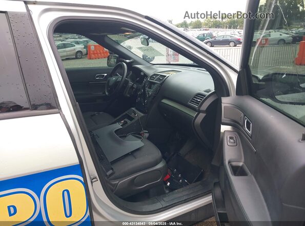 1FM5K8AR2HGD92408 2017 FORD POLICE INTERCEPTOR Серебряный Вид салона спереди