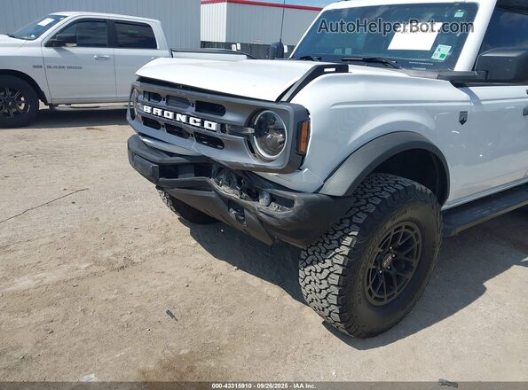 1FMDE5BH1NLB12357 2022 FORD BRONCO Белый Вид спереди