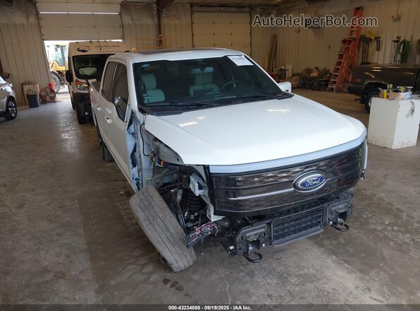 1FT6W1EV3PWG11795 2023 FORD F-150 LIGHTNING White Widok z przodu