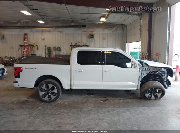 1FT6W1EV3PWG11795 2023 FORD F-150 LIGHTNING White Widok wnętrza z tyłu
