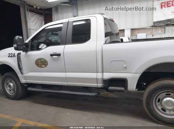 1FT7X2BA0PEC81614 2023 FORD F250 White სალონის 360-გრადუსიანი ხედი