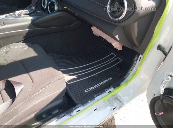 1G1FF1R75P0105022 2023 CHEVROLET CAMARO White Front interior view