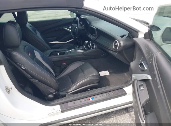 1G1FH3D79P0143088 2023 CHEVROLET CAMARO White Front interior view
