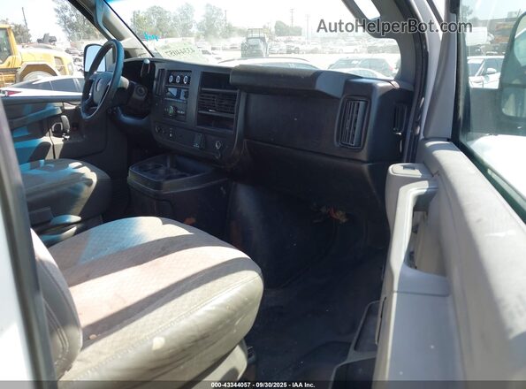 1GTW7AFF1G1904144 2016 GMC SAVANA 2500 White Vista interior delantera
