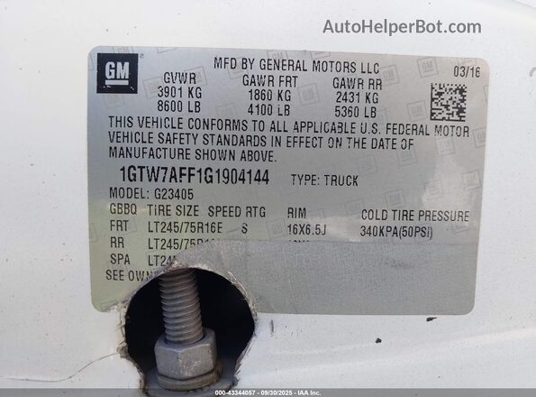 1GTW7AFF1G1904144 2016 GMC SAVANA 2500 White Vista del compartimento del motor