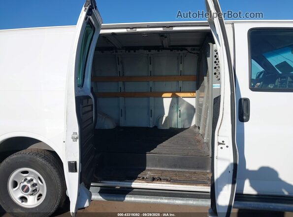 1GTW7AFF1H1906994 2017 GMC SAVANA 2500 White VIN კოდის სტიკერის ხედი