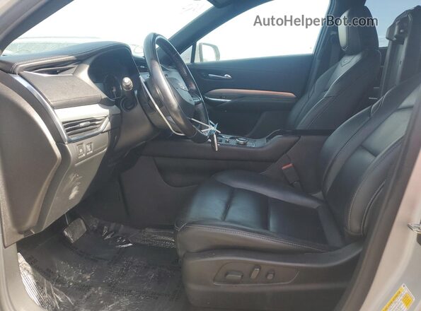 1GYFZDR42NF101035 2022 CADILLAC XT4 Silver Vista interior delantera