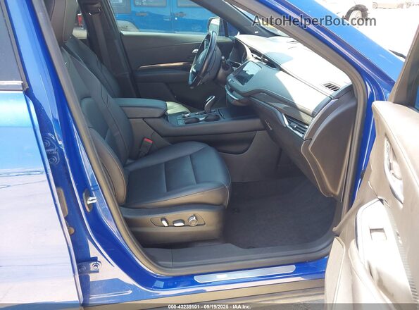 1GYFZER4XPF104063 2023 CADILLAC XT4 Blue წინა სალონის ხედი
