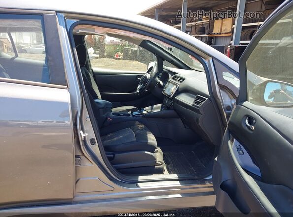 1N4AZ1CV4MC554224 2021 NISSAN LEAF Серебряный Вид салона спереди