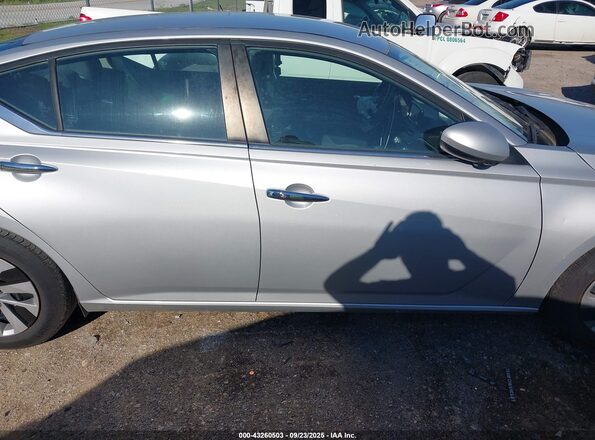 1N4BL4BV3NN337794 2022 NISSAN ALTIMA Серебряный Вид задней части салона