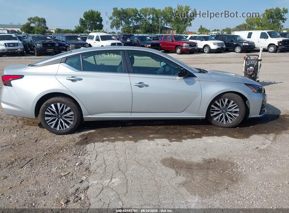 1N4BL4DV4RN360682 2024 NISSAN ALTIMA Серебряный Вид задней части салона