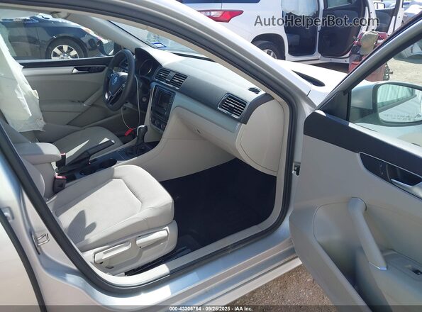 1VWAA7A39JC026029 2018 VOLKSWAGEN PASSAT Silver 