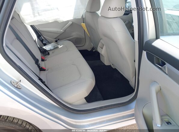 1VWAA7A39JC026029 2018 VOLKSWAGEN PASSAT Silver 