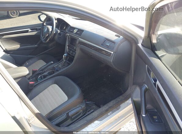 1VWJM7A36JC050327 2018 VOLKSWAGEN PASSAT Серебряный 
