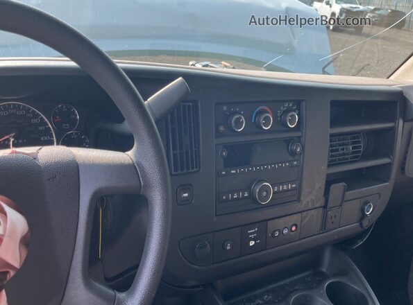 1GTW7AFPXR1232550 2024 GMC SAVANA White Հետևի նստատեղերի տեսք